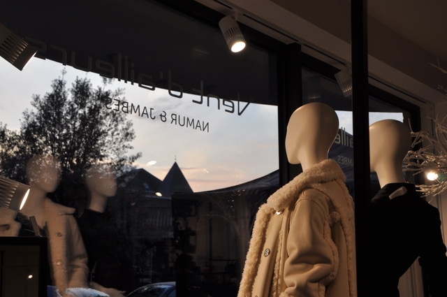 2 boutiques regroupées en 1 seule : RUE MAZY 154/156 à Jambes